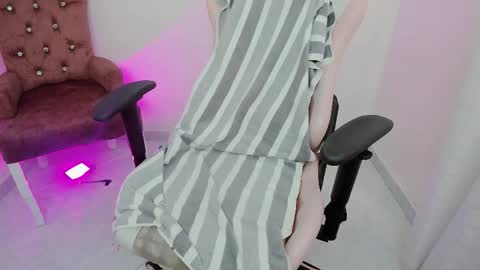 Snapshot of zooeybelair chatting on 10.22.25 Alicie online show from 10.22.25