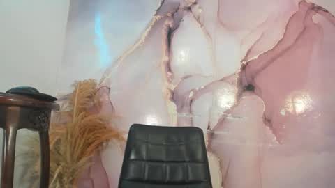 Zuri Lux online show from 12.04.25