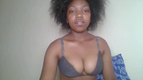 Snapshot of zyraelle_01 chatting on 04.19.26 zyraelle_01 online show from 04.19.26