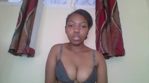 Snapshot of zyraelle_01 chatting on 04.22.26 zyraelle_01 online show from 04.22.26