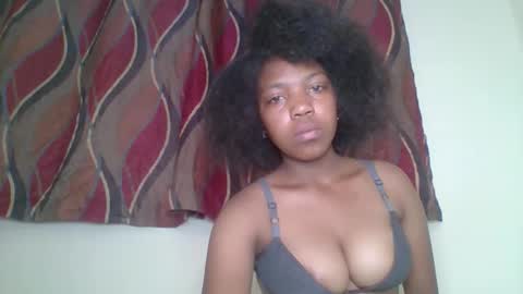 Snapshot of zyraelle_01 chatting on 04.23.26 zyraelle_01 online show from 04.23.26