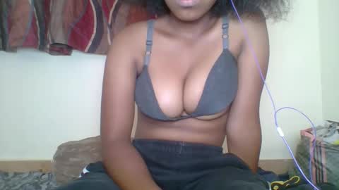 Snapshot of zyraelle_01 chatting on 04.25.26 zyraelle_01 online show from 04.25.26