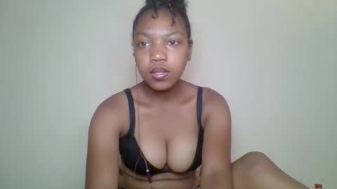 Snapshot of zyraelle_01 chatting on 05.06.26 zyraelle_01 online show from 05.06.26