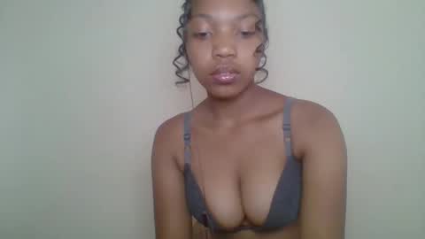 Snapshot of zyraelle_01 chatting on 05.14.26 zyraelle_01 online show from 05.14.26