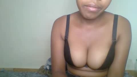 Snapshot of zyraelle_01 chatting on 05.17.26 zyraelle_01 online show from 05.17.26