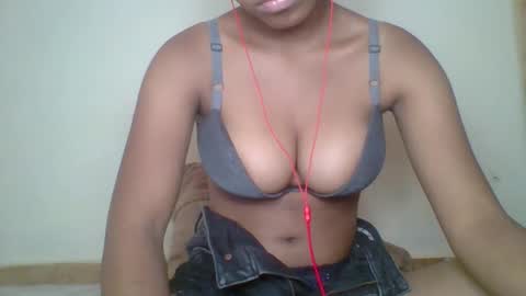 Snapshot of zyraelle_01 chatting on 05.29.26 zyraelle_01 online show from 05.29.26