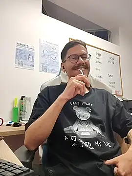 Snapshot of AndyHepburn chatting on 11.10.25 AndyHepburn online show from 11.10.25