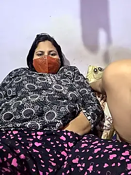 Snapshot of MOM-SUN-COUPLE chatting on 09.08.25 MOM-SUN-COUPLE online show from 09.08.25