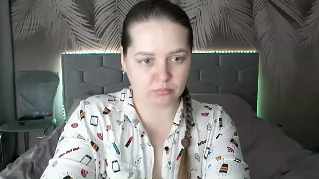 Snapshot of uliastar chatting on 02.04.25 uliastar online show from 02.04.25