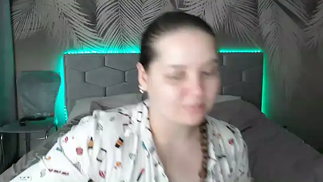 Snapshot of uliastar chatting on 02.04.25 uliastar online show from 02.04.25