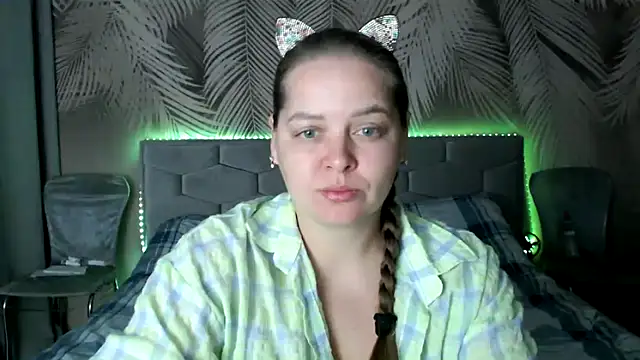 Snapshot of uliastar chatting on 10.13.25 uliastar online show from 10.13.25