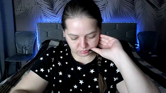 Snapshot of uliastar chatting on 10.27.25 uliastar online show from 10.27.25