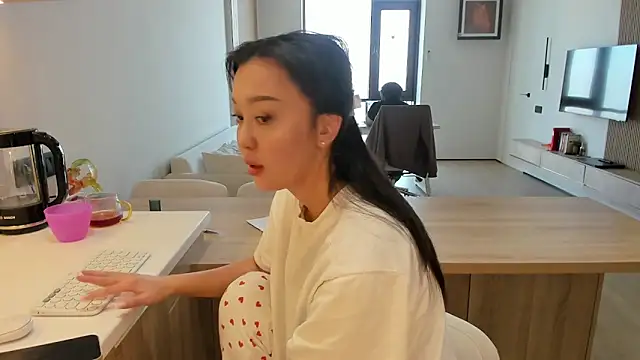 Snapshot of daily_love18 chatting on 12.11.24 daily love18 online show from 12.11.24