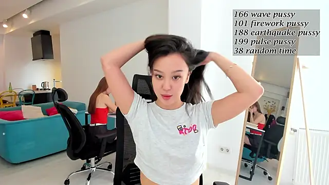 Snapshot of daily_love18 chatting on 10.23.25 daily love18 online show from 10.23.25