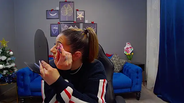 Snapshot of Katewalker_ chatting on 12.17.24 Katewalker online show from 12.17.24