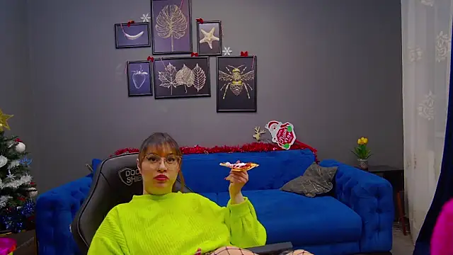 Snapshot of Katewalker_ chatting on 12.21.24 Katewalker online show from 12.21.24