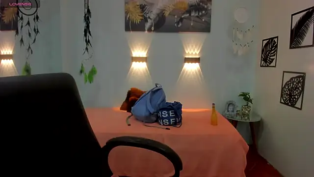 Snapshot of tracycum chatting on 02.03.25 tracycum online show from 02.03.25