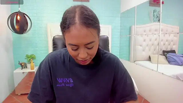 Snapshot of tracycum chatting on 02.11.25 tracycum online show from 02.11.25