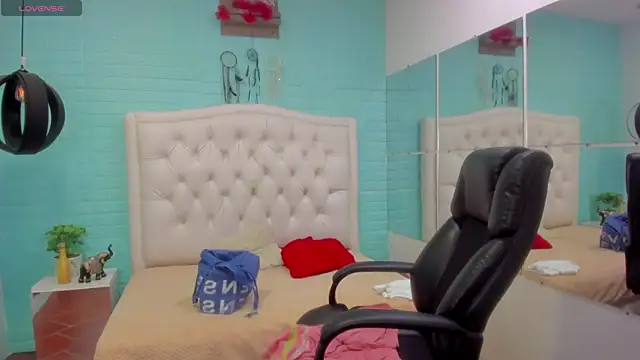 Snapshot of tracycum chatting on 03.22.25 tracycum online show from 03.22.25