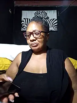 Snapshot of YELLOW_BONE chatting on 01.17.25 YELLOW BONE online show from 01.17.25