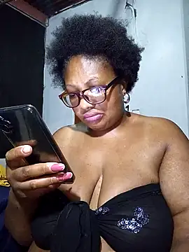 Snapshot of YELLOW_BONE chatting on 02.02.25 YELLOW BONE online show from 02.02.25
