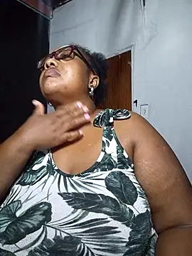 Snapshot of YELLOW_BONE chatting on 02.18.25 YELLOW BONE online show from 02.18.25