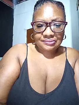 Snapshot of YELLOW_BONE chatting on 02.25.25 YELLOW BONE online show from 02.25.25