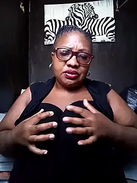 Snapshot of YELLOW_BONE chatting on 02.28.25 YELLOW BONE online show from 02.28.25