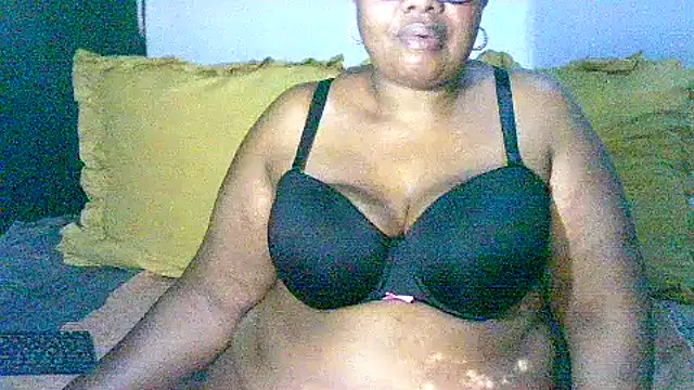 Snapshot of YELLOW_BONE chatting on 10.05.25 YELLOW BONE online show from 10.05.25
