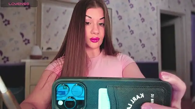 Snapshot of JuicyHelenX chatting on 10.06.25 JuicyHelenX online show from 10.06.25