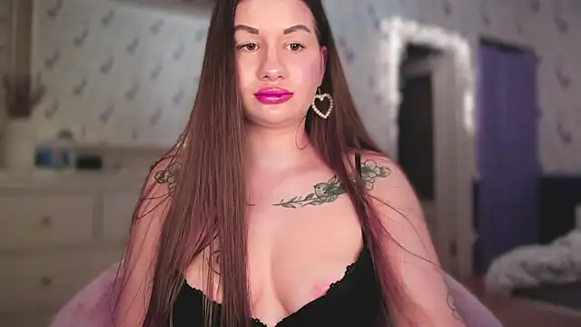 Snapshot of JuicyHelenX chatting on 10.21.25 JuicyHelenX online show from 10.21.25