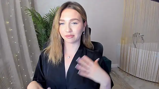 Snapshot of GracefulLook chatting on 01.21.25 GracefulLook online show from 01.21.25