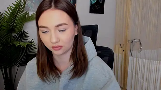 Snapshot of GracefulLook chatting on 02.17.25 GracefulLook online show from 02.17.25