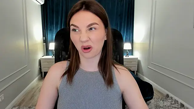 Snapshot of GracefulLook chatting on 02.22.25 GracefulLook online show from 02.22.25