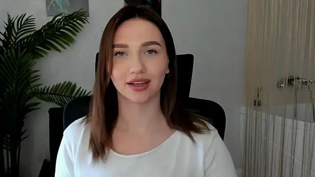 Snapshot of GracefulLook chatting on 03.04.25 GracefulLook online show from 03.04.25