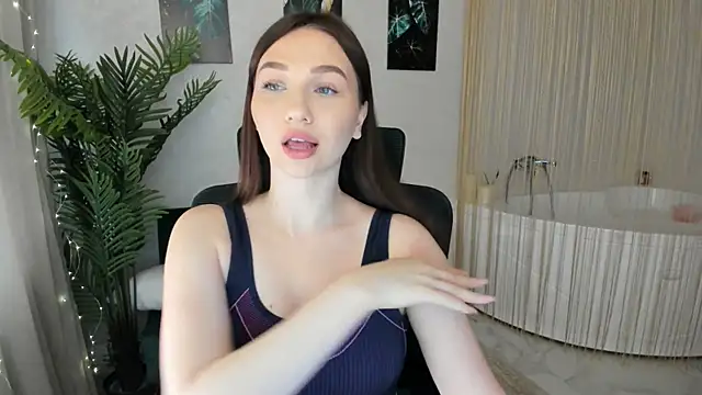 Snapshot of GracefulLook chatting on 03.21.25 GracefulLook online show from 03.21.25