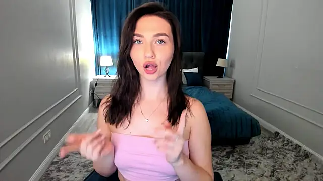 Snapshot of GracefulLook chatting on 09.14.25 GracefulLook online show from 09.14.25