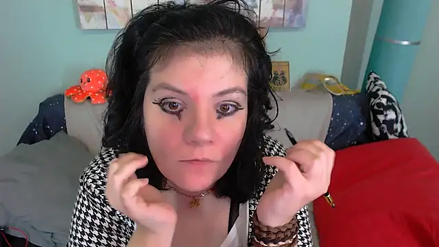 Snapshot of EverlyRays chatting on 11.01.25 EverlyRays online show from 11.01.25