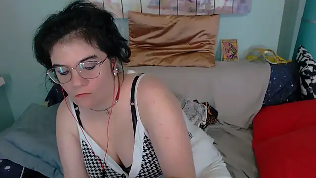 Snapshot of EverlyRays chatting on 11.02.25 EverlyRays online show from 11.02.25