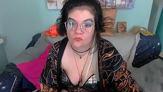 Snapshot of EverlyRays chatting on 11.11.25 EverlyRays online show from 11.11.25