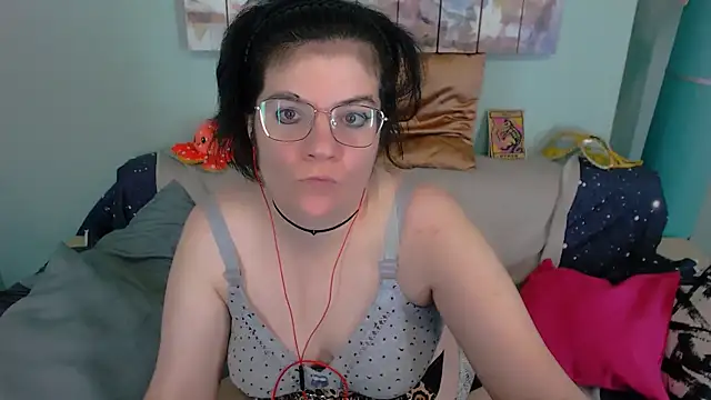 Snapshot of EverlyRays chatting on 11.13.25 EverlyRays online show from 11.13.25