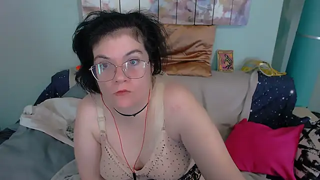 Snapshot of EverlyRays chatting on 11.13.25 EverlyRays online show from 11.13.25