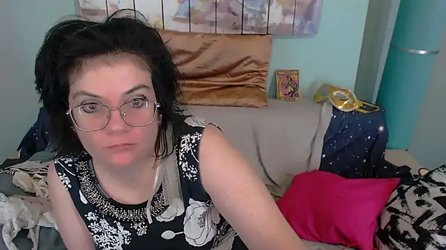 Snapshot of EverlyRays chatting on 11.25.25 EverlyRays online show from 11.25.25