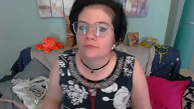 Snapshot of EverlyRays chatting on 11.26.25 EverlyRays online show from 11.26.25