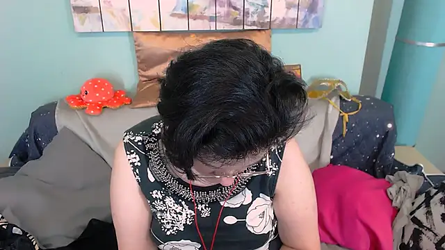 Snapshot of EverlyRays chatting on 11.27.25 EverlyRays online show from 11.27.25