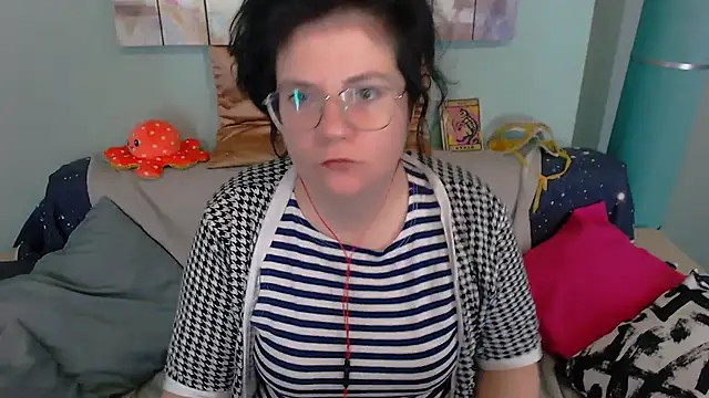 Snapshot of EverlyRays chatting on 11.28.25 EverlyRays online show from 11.28.25