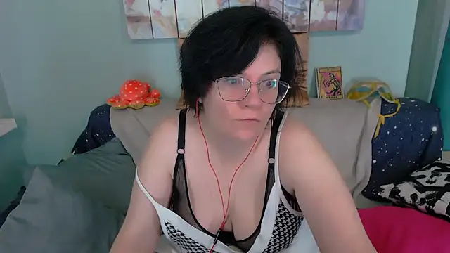 Snapshot of EverlyRays chatting on 12.01.25 EverlyRays online show from 12.01.25