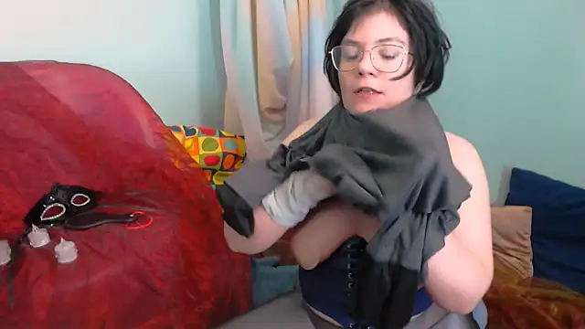 Snapshot of EverlyRays chatting on 12.15.25 EverlyRays online show from 12.15.25