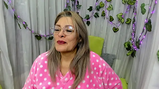 Snapshot of RebeccaThompson chatting on 10.14.25 RebeccaThompson online show from 10.14.25