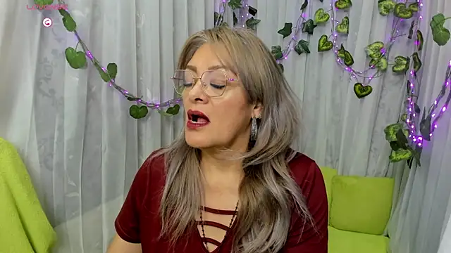 Snapshot of RebeccaThompson chatting on 11.30.25 RebeccaThompson online show from 11.30.25